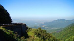 Estrada em meio a Mata Atlântica liga o ABC ao litoral Sul