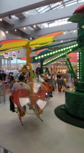 Vovó Legal disputa tickets no Playland com neto em dia de chuva