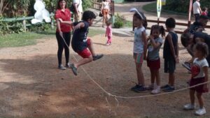 Vovó Legal e Théo vão a Fazenda Angolana conhecer os preparativos da OsterFest