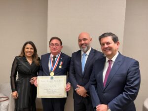 Manoel Linhares, presidente da ABIH Nacional, recebe o título de cidadão fluminense e a Medalha de Mérito Pedro Ernesto no Rio de Janeiro