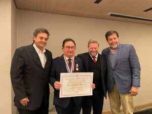 Manoel Linhares, presidente da ABIH Nacional, recebe o título de cidadão fluminense e a Medalha de Mérito Pedro Ernesto no Rio de Janeiro