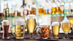Dia da Cerveja Consumo da bebida fora do lar se aproxima dos níveis pré-pandemia no Brasil