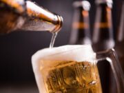 Dia da Cerveja consumo da bebida fora do lar se aproxima dos níveis pré-pandemia no Brasil