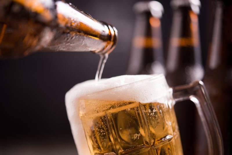 Dia da Cerveja consumo da bebida fora do lar se aproxima dos níveis pré-pandemia no Brasil