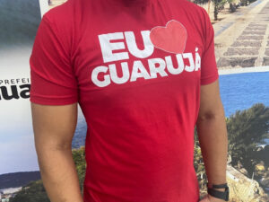 Ambulantes das praias de Guarujá recebem camisetas