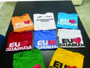 Ambulantes das praias de Guarujá recebem camisetas