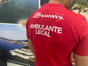 Ambulantes das praias de Guarujá recebem camisetas