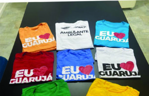Ambulantes das praias de Guarujá recebem camisetas