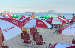 Local App distribui novos guarda-sóis nas praias cariocas