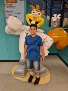 Théo e Vovó Legal se deliciam com Bob Esponja