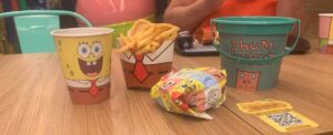 Théo e Vovó Legal se deliciam com Bob Esponja