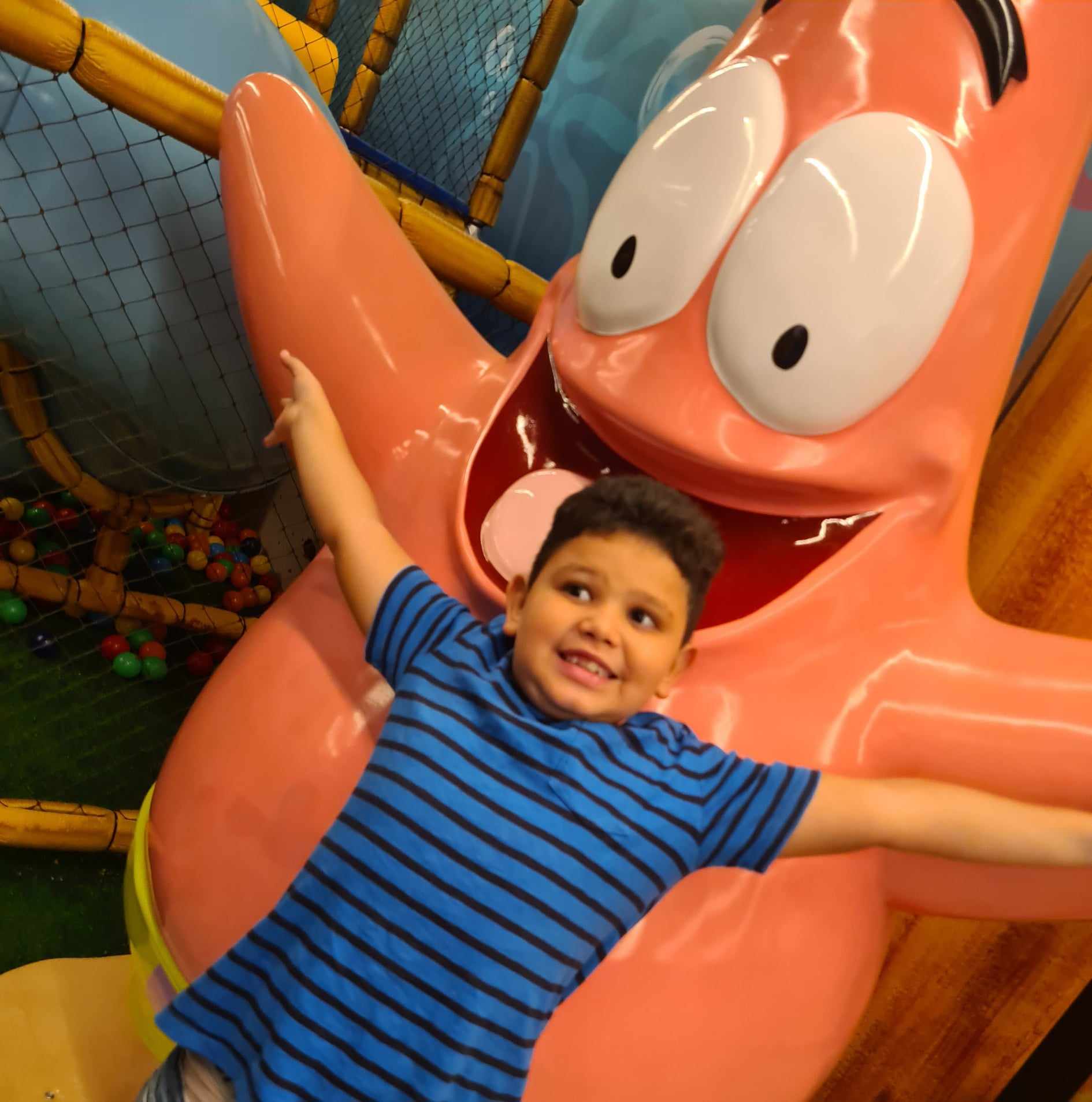 Théo e Vovó Legal se deliciam com Bob Esponja