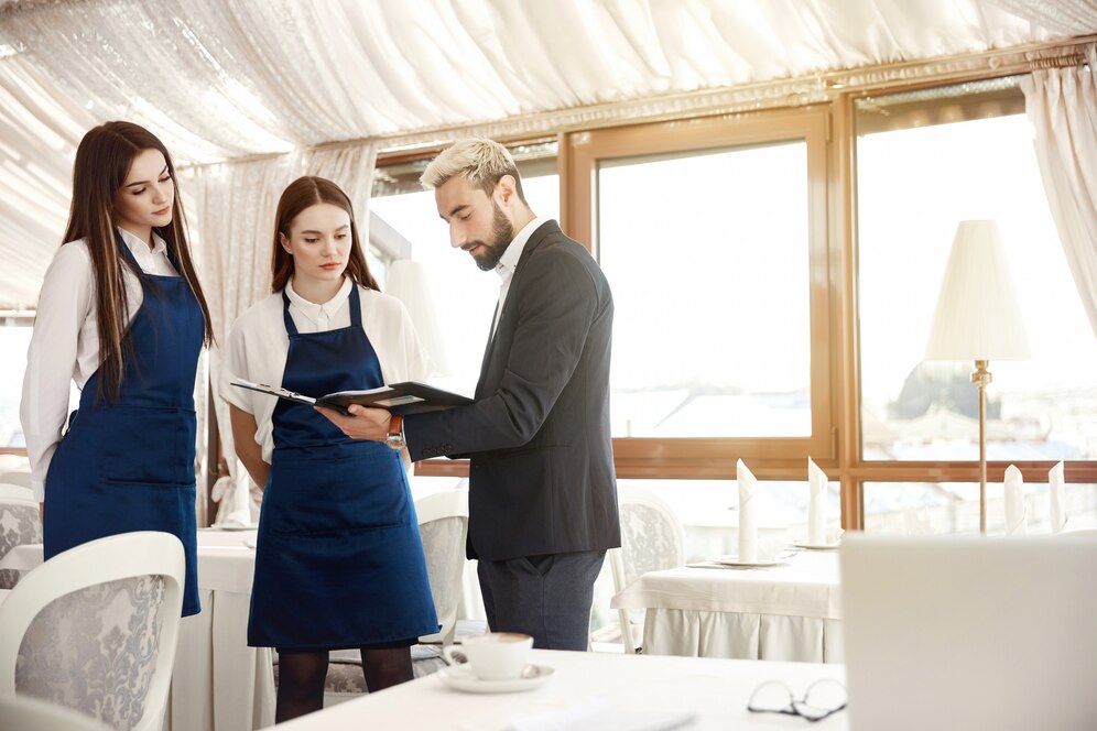 Cursos on-line e parcerias com hotéis, cruzeiros e agências de recrutamento facilitam ingresso de trabalhadores em turismo