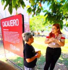 Théo faz tour na fantástica fábrica de chocolates