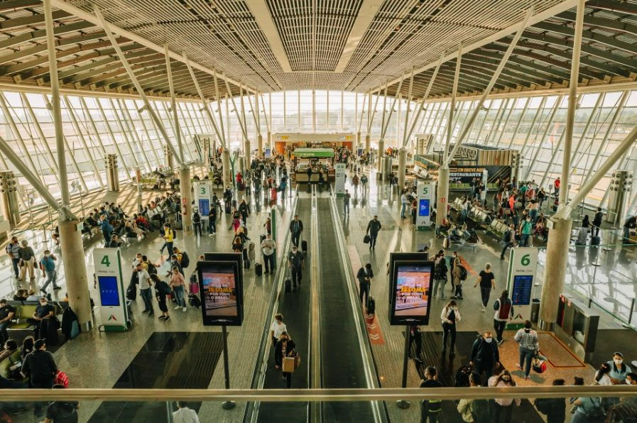 Chegada de turistas extrapola todas as previsões e cresce 59% em fevereiro
