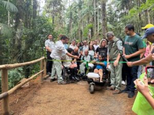 Cachoeira com cadeira anfíbia amplia infraestrutura inclusiva do Parque Nacional do Itatiaia