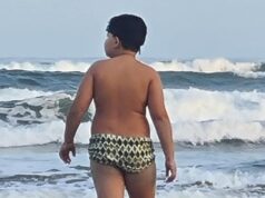 Praia, mar, sol e criança ... equação perfeita !