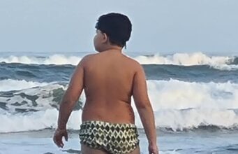 Praia, mar, sol e criança ... equação perfeita !
