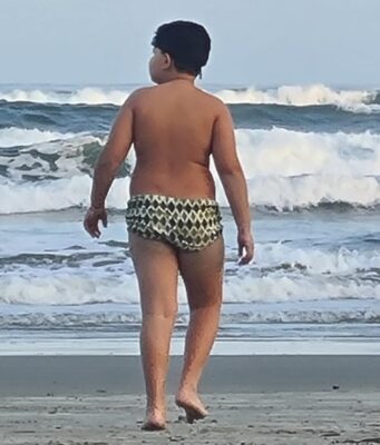 Praia, mar, sol e criança ... equação perfeita !