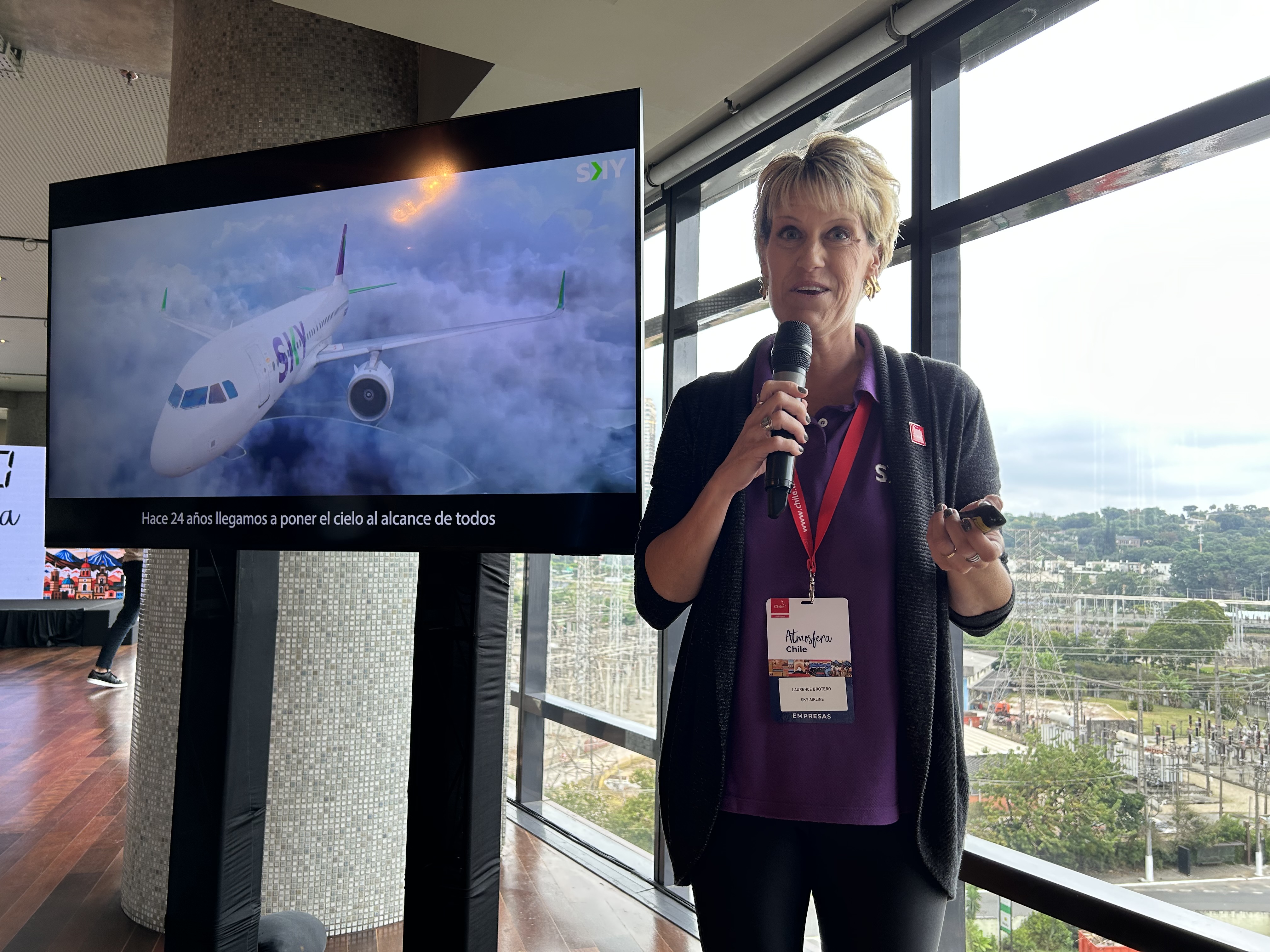 Durante o evento Atmosfera Chile, Laurence Brotero, executiva de contas da Sky apresentou os diferenciais da companhia aérea e os planos de expansão da SKY para a América do Sul