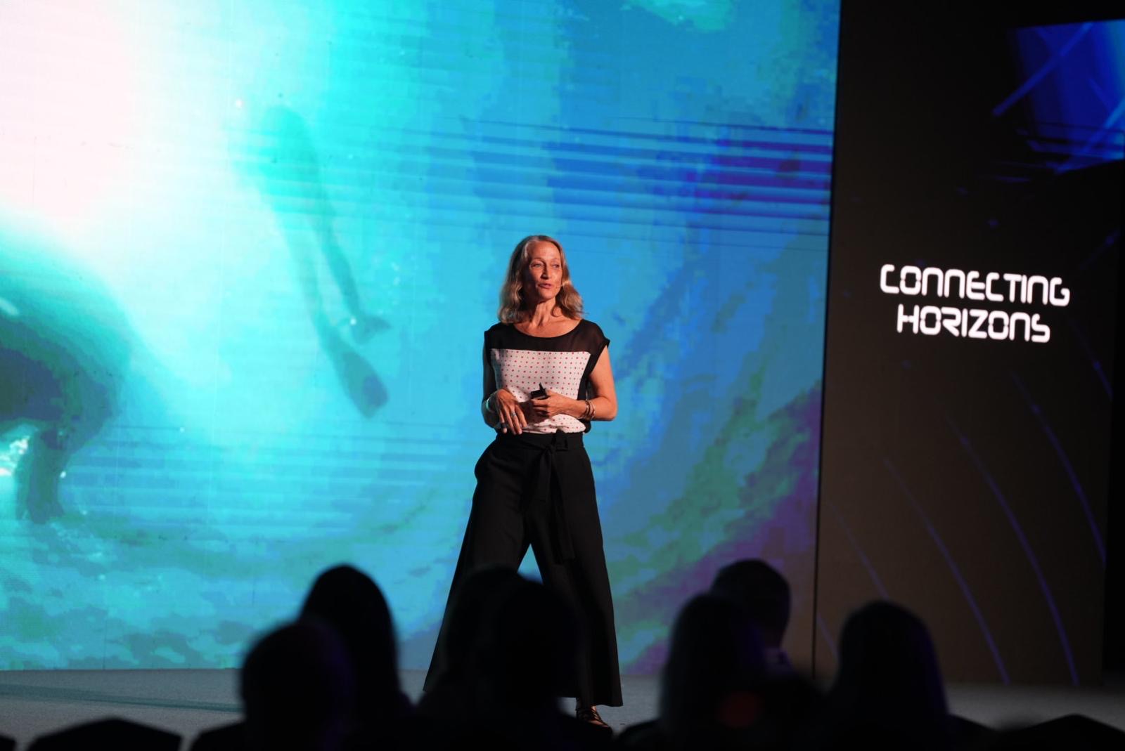 MarketHub Américas 2025 Céline Cousteau emociona plateia ao defender reconexão entre humanos e natureza