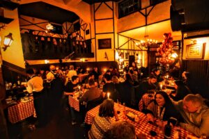A esquina que neva um palacete centenário, calor nos pratos e magia no centro de Curitiba