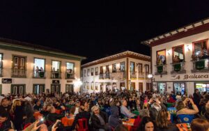Das sacadas de Diamantina, serenatas invertidas encantam turistas em busca de bem-estar e lazer