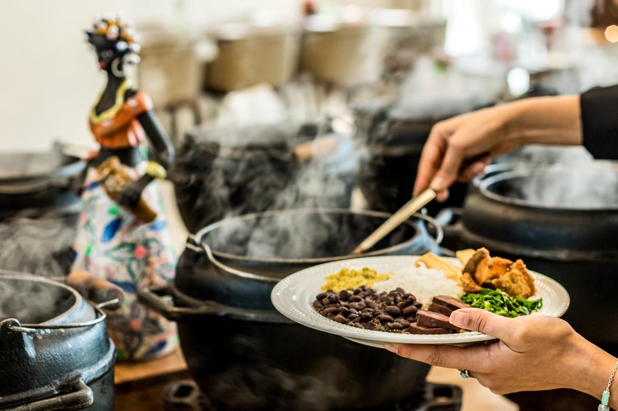 Feijoada com Samba de Raiz YVÁ Gastronomia inaugura nova fase da tradicional feijoada em julho