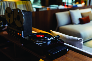 Hotel na Itália lança suíte audível com acervo de 500 discos de vinil