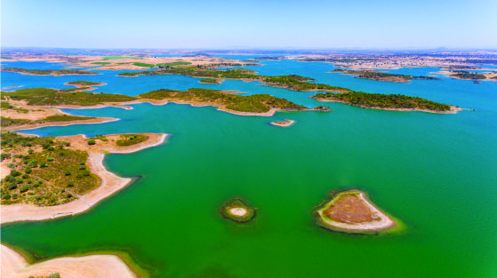 Alqueva, maior lago artificial da Europa, é palco de turismo náutico, cultura e tradição Alqueva, maior lago artificial da Europa, é palco de turismo náutico, cultura e tradição