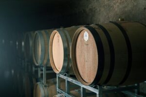 Conheça a vinícola argentina Cinco Sentidos onde você entra no tanque e leva seu próprio blend para casa