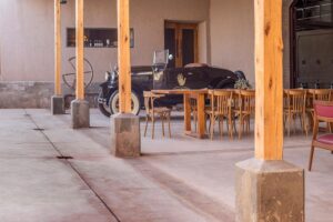 Conheça a vinícola argentina Cinco Sentidos onde você entra no tanque e leva seu próprio blend para casa