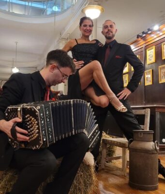 Expressión Tango surpreende Buenos Aires com shows breves e inesperados