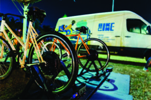 Cinema ao ar livre movido a energia limpa de bicicletas estreia em Penha (SC)