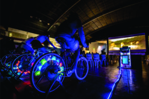 Cinema ao ar livre movido a energia limpa de bicicletas estreia em Penha (SC)
