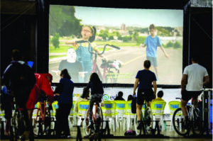 Cinema ao ar livre movido a energia limpa de bicicletas estreia em Penha (SC)