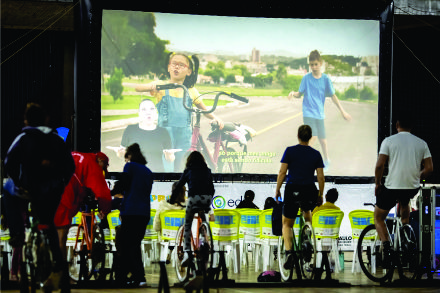 Cinema ao ar livre movido a energia limpa de bicicletas estreia em Penha (SC) Cinema ao ar livre movido a energia limpa de bicicletas estreia em Penha (SC)