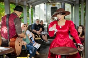 Conheça o único trem turístico do Brasil que conta a história da Proclamação da República