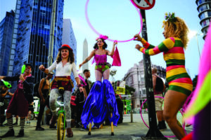 Minas Gerais promove o Carnaval da Liberdade em Santiago e apresenta identidade cultural mineira ao público chileno