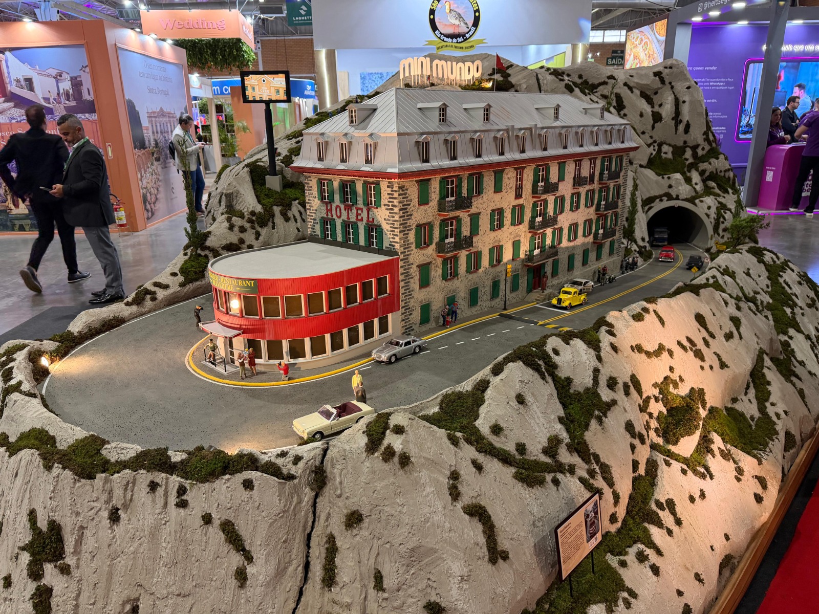 Mini Mundo apresenta novidades no Festuris Bosque dos Personagens e nova réplica de hotel suíço encantam o público do turismo