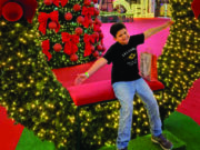 Théo se encanta com as luzes de Natal by Expoflora