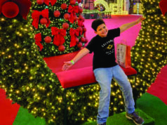 Théo se encanta com as luzes de Natal by Expoflora