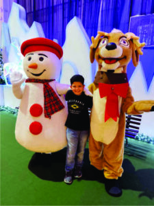 Théo se encanta com as luzes de Natal by Expoflora