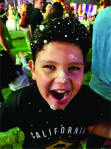 Théo se encanta com as luzes de Natal by Expoflora