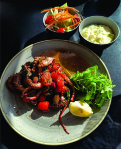 Don Berto, do chef Bishio Samir, em Vittoriosa Birgu, une barcos, mar e céu aberto à alta gastronomia maltesa