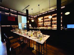 Sérgio Moreno, mixologista do Hotel B de Lima, transforma sabores peruanos em encontros inesquecíveis