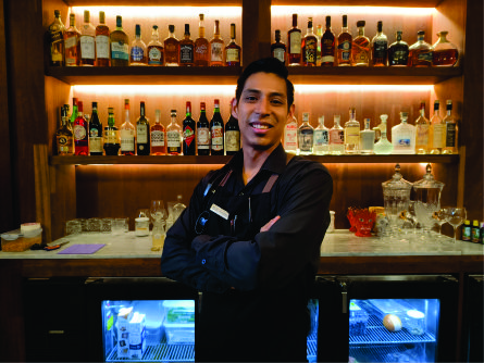 Sérgio Moreno, mixologista do Hotel B de Lima, transforma sabores peruanos em encontros inesquecíveis