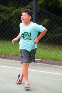 Théo não parou um minuto nesse destino