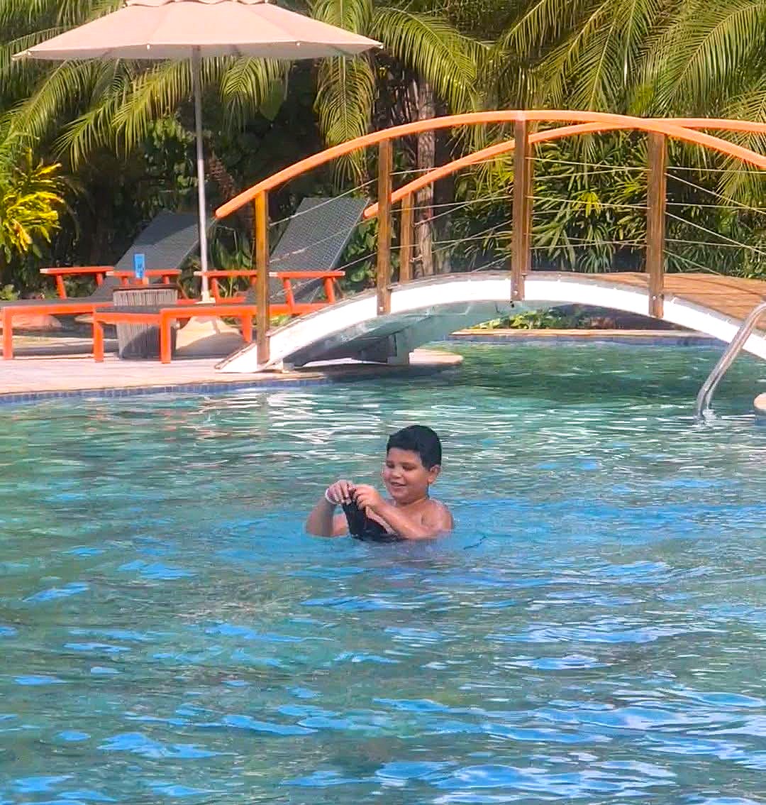 Théo se diverte muito em Olímpia sem ir a nenhum parque aquático Théo se diverte muito em Olímpia sem ir a nenhum parque aquático