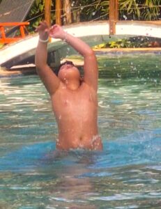 Théo se diverte muito em Olímpia sem ir a nenhum parque aquático